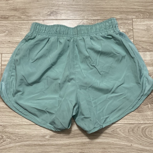 women’s Nike Dri-Fit tempo athletic shorts - Picture 4 of 4